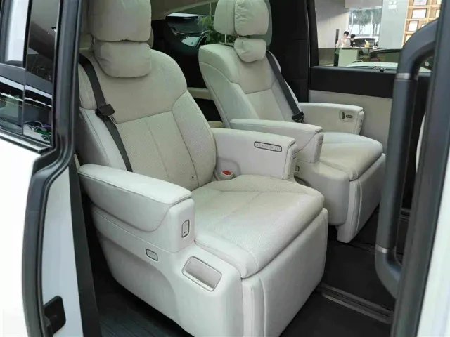 Li Auto MEGA — Фото автомобиля 13