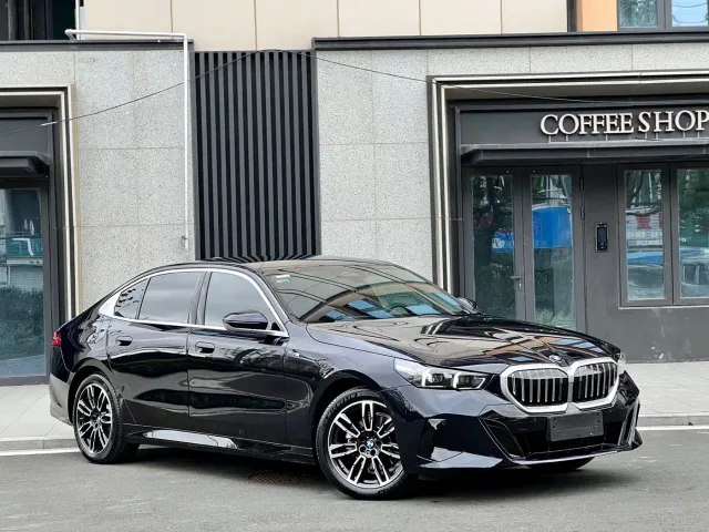 BMW 5 Series — Фото автомобиля 3