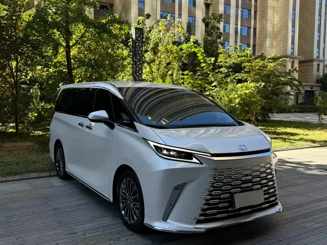 Lexus LM — Фото автомобиля 4
