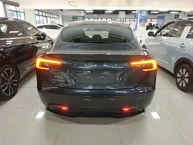 Tesla Model 3 — Фото автомобиля 5