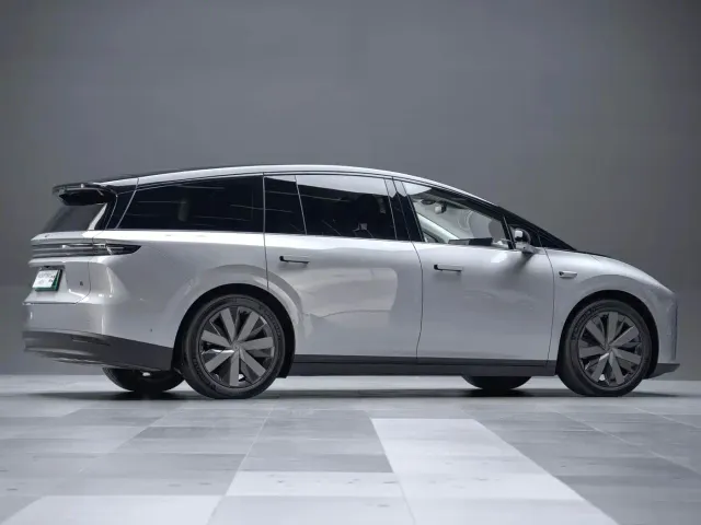 Li Auto i8 — Фото автомобиля 21