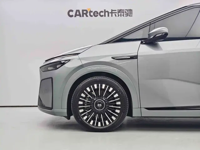 Xpeng X9 — Фото автомобиля 2
