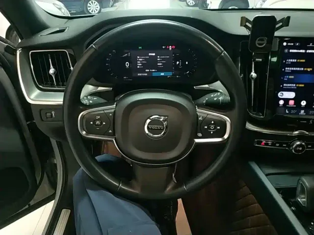 Volvo XC60 — Фото автомобиля 10