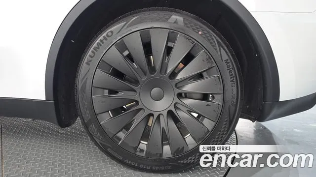 Tesla Model Y — Фото автомобиля 21