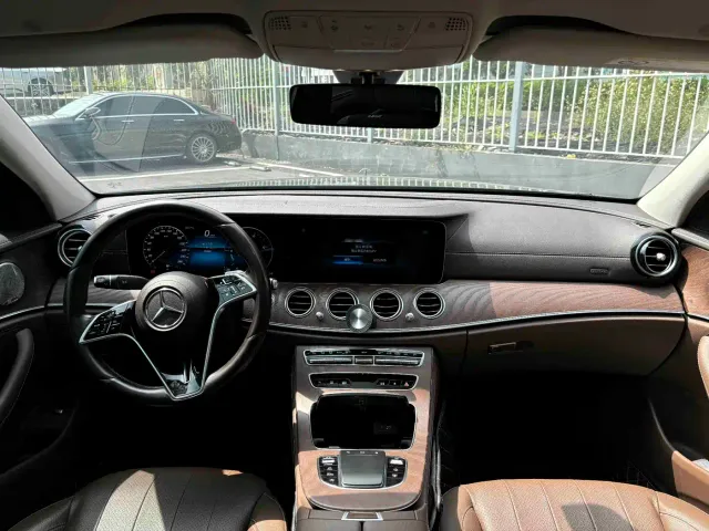 Mercedes-Benz E-Class — Фото автомобиля 12