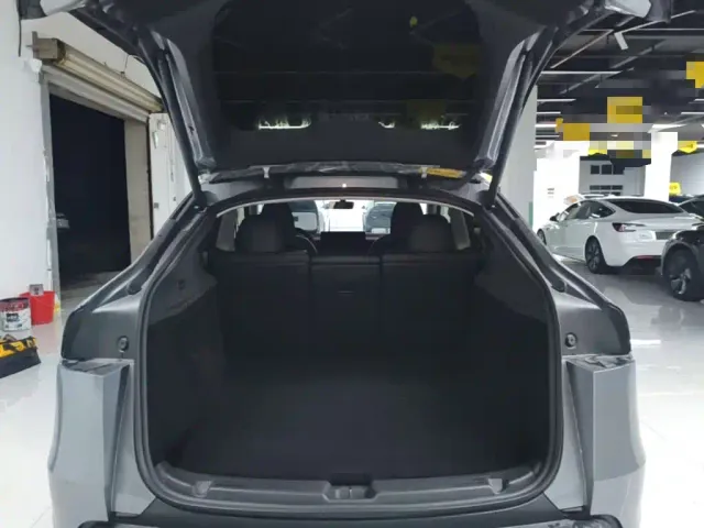 Tesla Model Y — Фото автомобиля 18