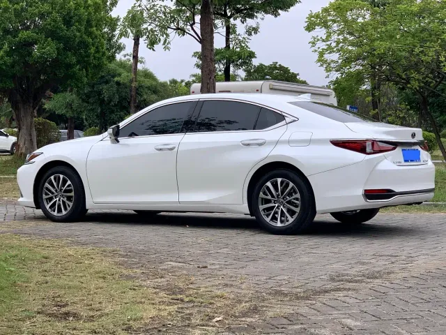 Lexus ES — Фото автомобиля 4