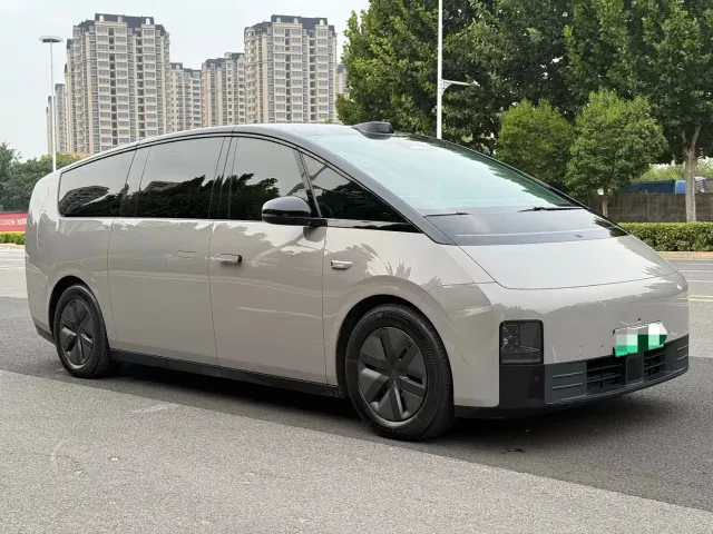 Li Auto MEGA — Фото автомобиля 6
