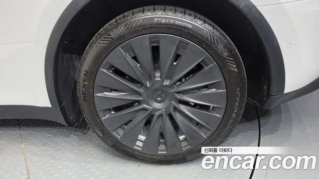 Tesla Model Y — Фото автомобиля 15