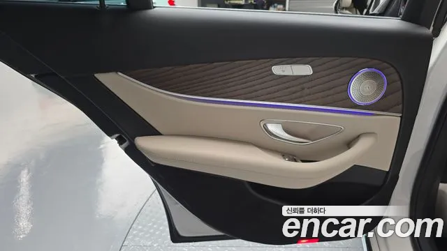 Mercedes-Benz E-Class — Фото автомобиля 23