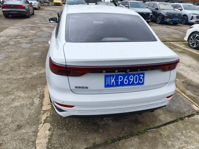 Geely Emgrand — Фото автомобиля 16