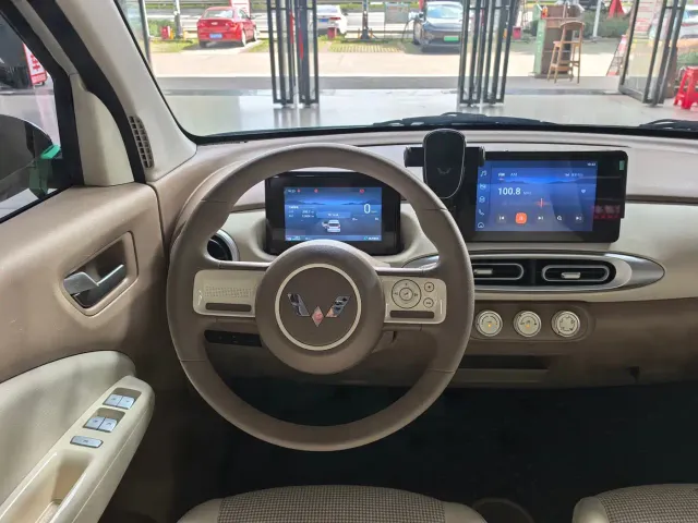 Wuling Motors Hongguang MINIEV 2025 4-Door Premium+ Edition — Фото автомобиля 12