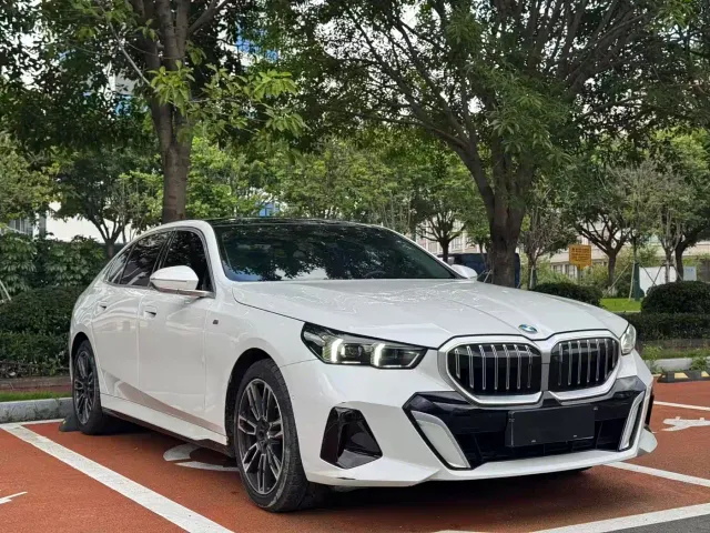 BMW 5 Series — Фото автомобиля 3