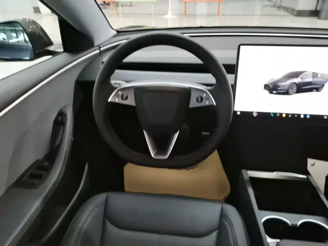 Tesla Model 3 — Фото автомобиля 10
