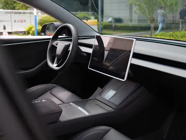 Tesla Model 3 — Фото автомобиля 13