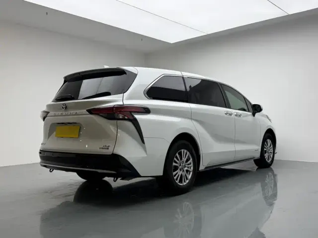 Toyota Sienna — Фото автомобиля 6