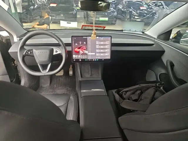 Tesla Model 3 — Фото автомобиля 9