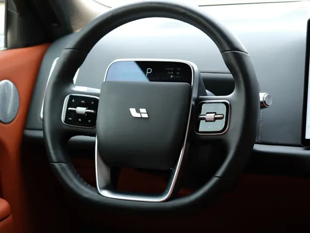 Li Auto L9 — Фото автомобиля 6