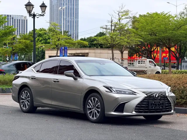 Lexus ES — Фото автомобиля 17