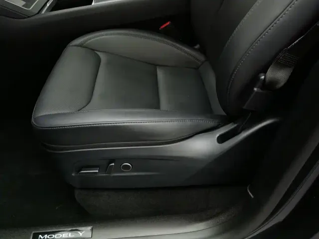 Tesla Model Y — Фото автомобиля 20