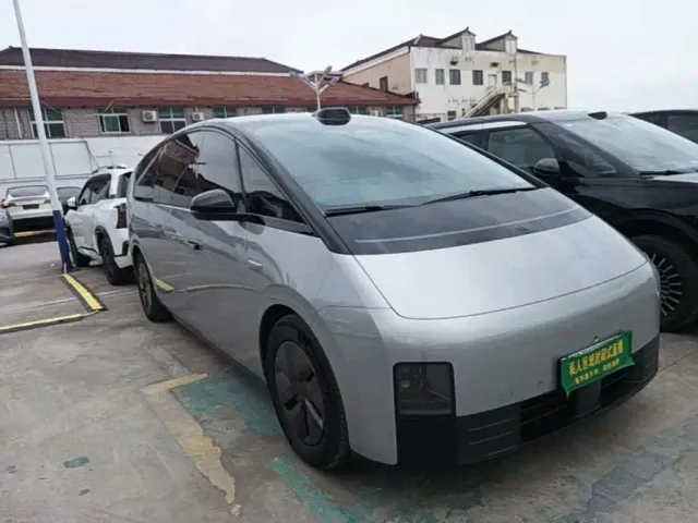 Li Auto MEGA — Фото автомобиля 3