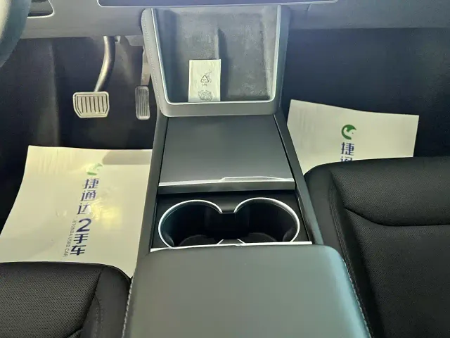 Tesla Model Y — Фото автомобиля 12