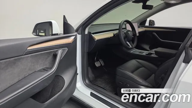 Tesla Model Y — Фото автомобиля 15