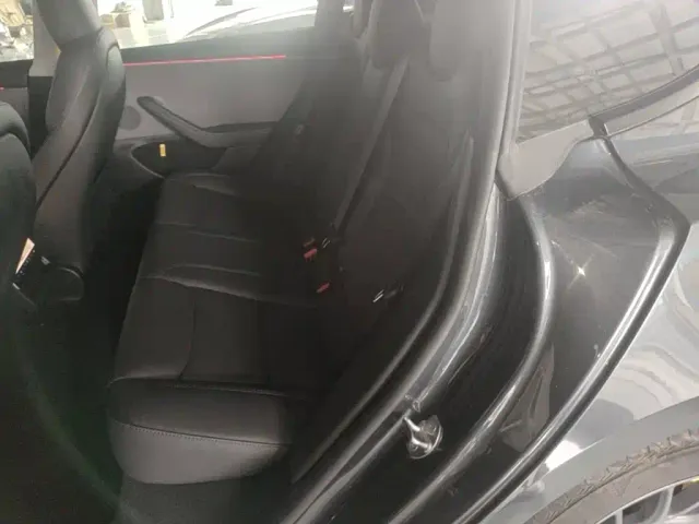 Tesla Model 3 — Фото автомобиля 16