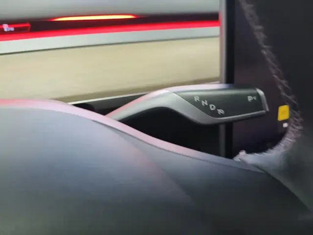 Tesla Model Y — Фото автомобиля 13