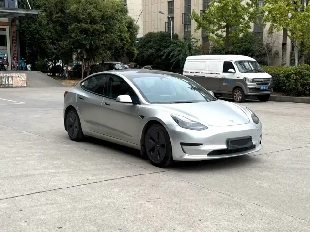 Tesla Model 3 — Фото автомобиля 2