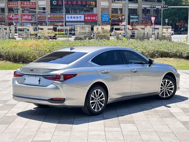 Lexus ES — Фото автомобиля 4