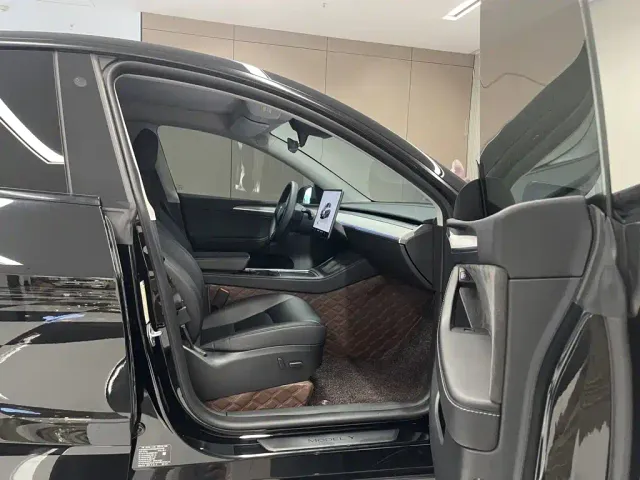 Tesla Model Y — Фото автомобиля 17