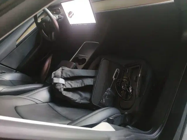 Tesla Model 3 — Фото автомобиля 24