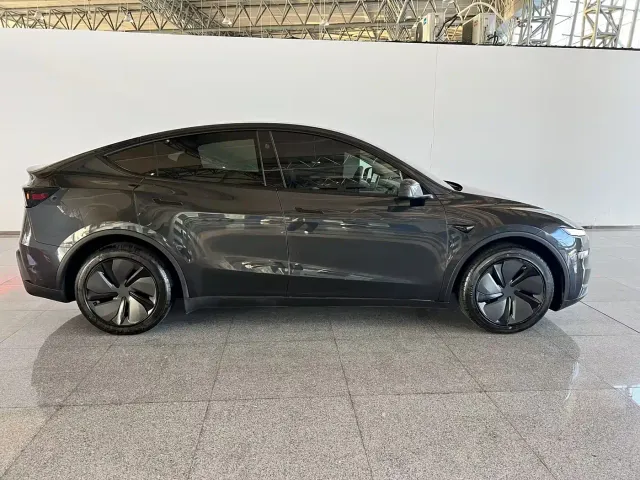 Tesla Model Y — Фото автомобиля 8