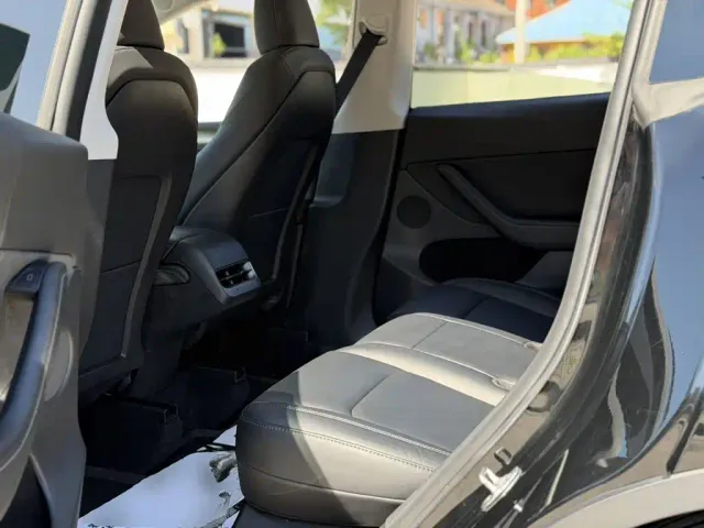 Tesla Model Y — Фото автомобиля 16