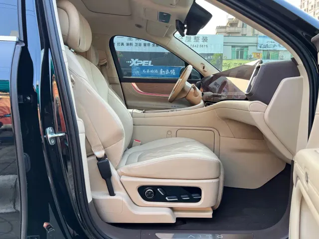 AITO Wenjie AITO M9 2024 Extended Range Ultra 42kWh 6-Seater — Фото автомобиля 18