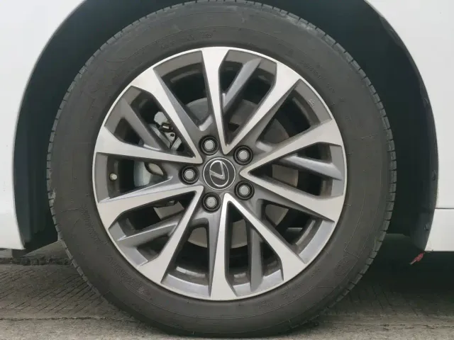 Lexus ES — Фото автомобиля 10