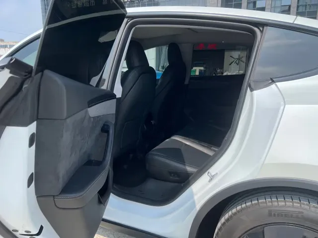 Tesla Model Y — Фото автомобиля 6