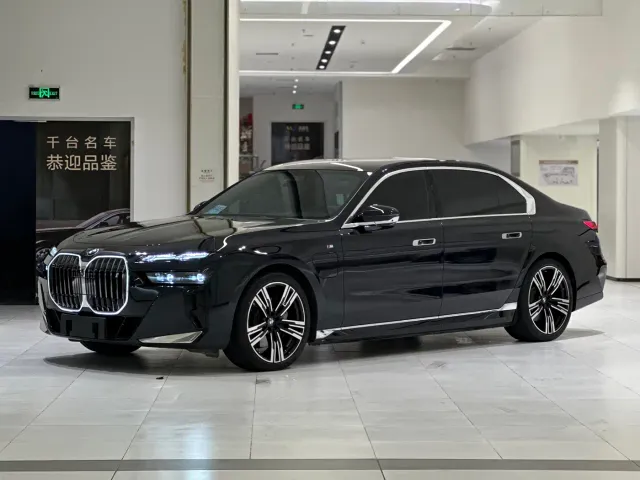 Фотография автомобиля — BMW i7