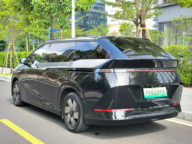 Xpeng X9 — Фото автомобиля 4