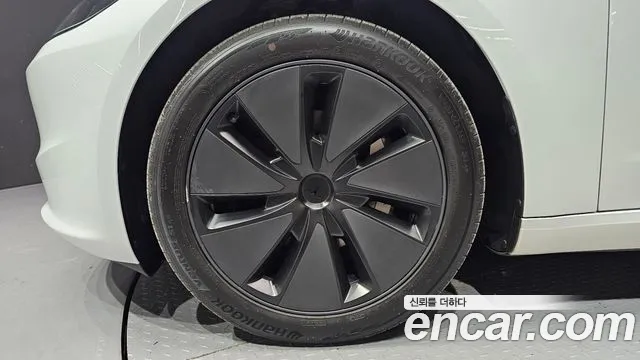 Tesla Model 3 — Фото автомобиля 5