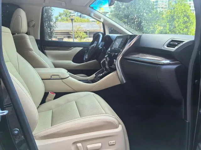 Toyota Vellfire — Фото автомобиля 9