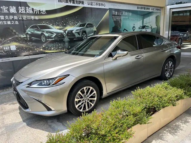 Lexus ES — Фото автомобиля 4