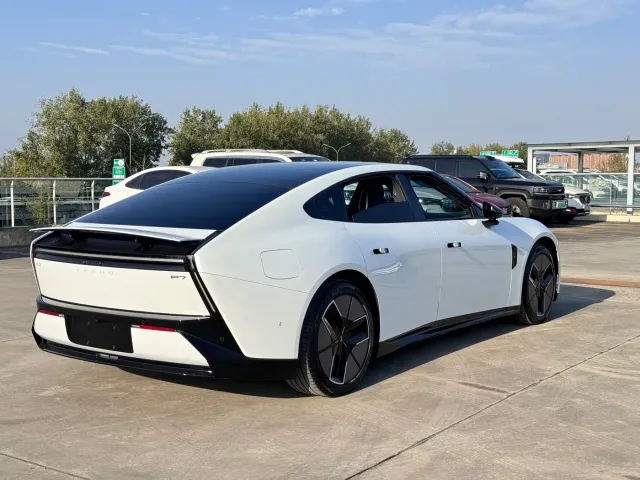 Xpeng P7 — Фото автомобиля 10