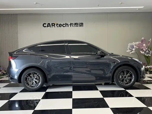 Tesla Model Y — Фото автомобиля 4