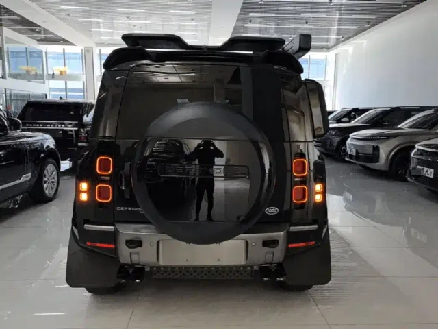 Land Rover Defender — Фото автомобиля 5
