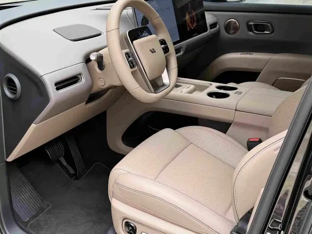 Li Auto i8 — Фото автомобиля 4