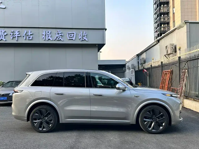Li Auto L8 — Фото автомобиля 9