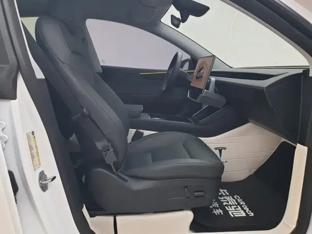 Tesla Model Y — Фото автомобиля 16