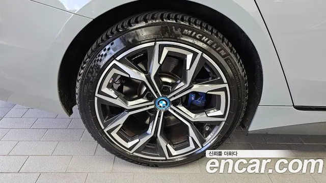 BMW i4 — Фото автомобиля 5